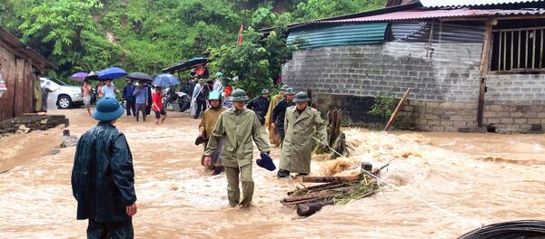 Lãnh đạo huyện Hoàng Su Phì (Hà Giang) trực tiếp đi kiểm tra tình hình thiệt hại do mưa lũ và triển khai các phương án khắc phục hậu quả. - Sputnik Việt Nam