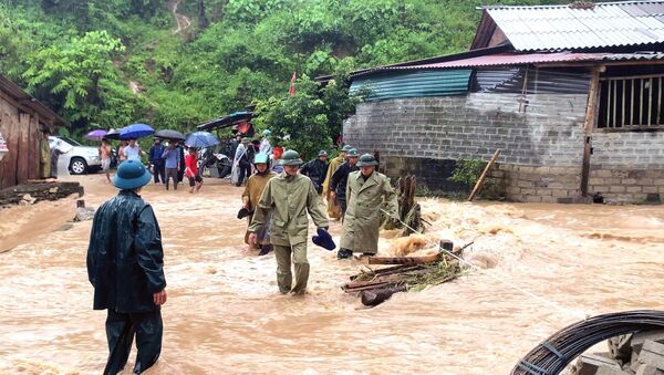 Lãnh đạo huyện Hoàng Su Phì (Hà Giang) trực tiếp đi kiểm tra tình hình thiệt hại do mưa lũ và triển khai các phương án khắc phục hậu quả. - Sputnik Việt Nam