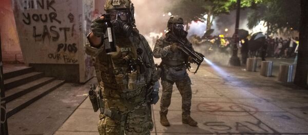 Các nhân viên thực thi pháp luật liên bang đụng độ với người biểu tình Black Lives Matter ở Portland, Hoa Kỳ - Sputnik Việt Nam