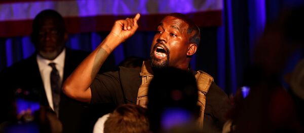 Rapper Kanye West trong cuộc họp chiến dịch đầu tiên của mình Rapper Kanye West trong cuộc họp chiến dịch đầu tiên của mình - Sputnik Việt Nam