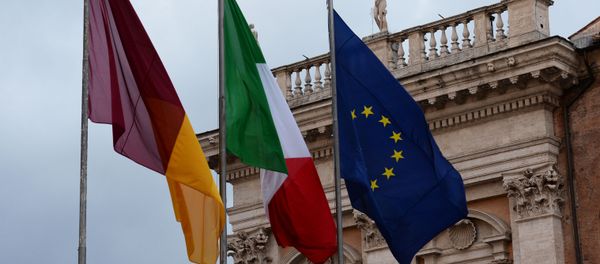 Những lá cờ của Rome, Ý và EU tại quảng trường Piazza del Campidoglio ở Rome Những lá cờ của Rome, Ý và EU tại quảng trường Piazza del Campidoglio ở Rome - Sputnik Việt Nam