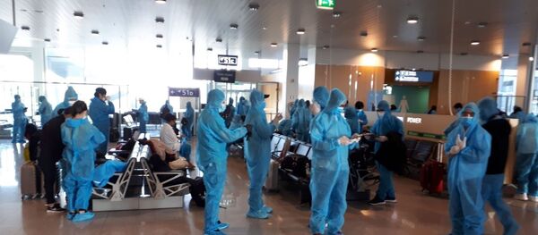 Công dân Việt Nam chờ lên máy bay để về nước - Sputnik Việt Nam