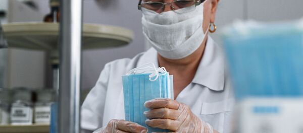 Một nhân viên của nhà thuốc số 6 chuẩn bị mặt nạ y tế dùng một lần trong các gói Một nhân viên của nhà thuốc số 6 chuẩn bị mặt nạ y tế dùng một lần trong các gói - Sputnik Việt Nam