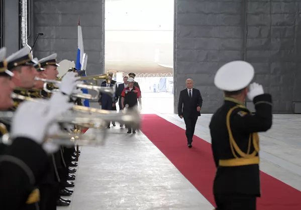 Tổng thống Vladimir Putin trong nghi lễ khởi công đóng tàu chiến tại Xưởng đóng tàu «Zaliv» ở Crưm Tổng thống Vladimir Putin trong nghi lễ khởi công đóng tàu chiến tại Xưởng đóng tàu «Zaliv» ở Crưm - Sputnik Việt Nam