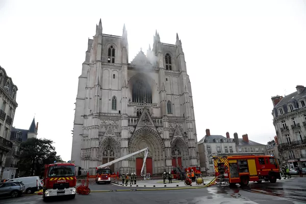 Dập đám cháy tại Nhà thờ Saint-Pierre-et-Saint-Paul ở Nantes, Pháp Dập đám cháy tại Nhà thờ Saint-Pierre-et-Saint-Paul ở Nantes, Pháp - Sputnik Việt Nam