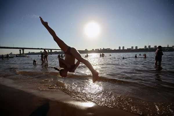 Nghỉ ngơi trên bãi biển vùng Volgograd, Nga Nghỉ ngơi trên bãi biển vùng Volgograd, Nga - Sputnik Việt Nam