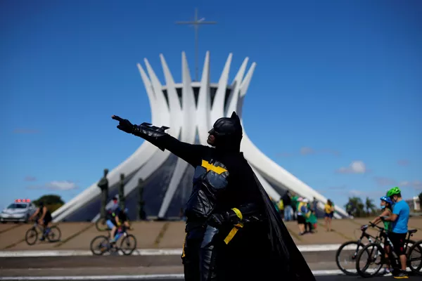 Thành viên biểu tình trong trang phục Người Dơi (Batman) ở Brazil Thành viên biểu tình trong trang phục Người Dơi (Batman) ở Brazil - Sputnik Việt Nam