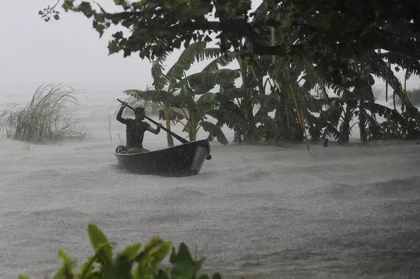 Người đàn ông trên thuyền trong trận lụt ở Dohar, Bangladesh Người đàn ông trên thuyền trong trận lụt ở Dohar, Bangladesh - Sputnik Việt Nam