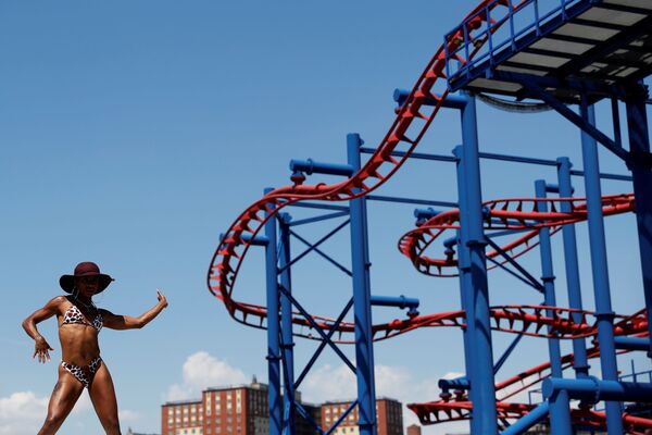 Một phụ nữ bên thiết bị vui chơi giải trí ở Coney Island, Hoa Kỳ - Sputnik Việt Nam