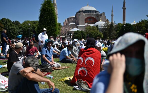 Người Hồi giáo tham gia buổi cầu nguyện đầu tiên sau 86 năm ở Hagia Sophia - Sputnik Việt Nam