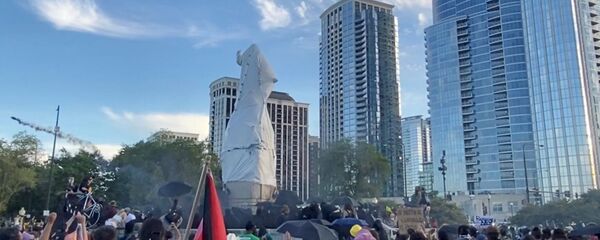 Các nhà chức trách ở thành phố Chicago đã đưa ra khỏi công viên thành phố tượng đài người phát hiện ra nước Mỹ Christopher Columbus Các nhà chức trách ở thành phố Chicago đã đưa ra khỏi công viên thành phố tượng đài người phát hiện ra nước Mỹ Christopher Columbus - Sputnik Việt Nam