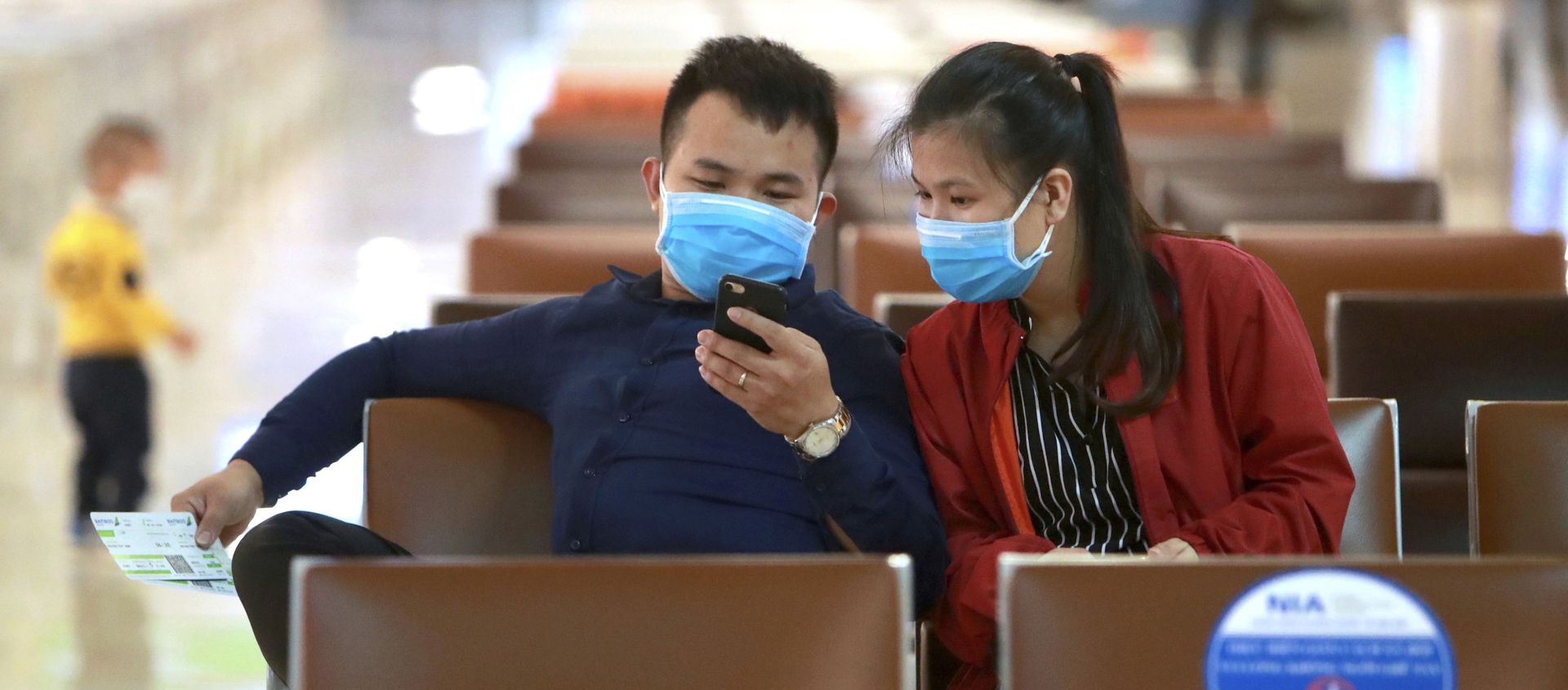 Hành khách đeo khẩu trang chờ chuyến bay tại sân bay Hà Nội, Việt Nam. Hành khách đeo khẩu trang chờ chuyến bay tại sân bay Hà Nội, Việt Nam. - Sputnik Việt Nam, 1920, 03.09.2020