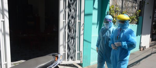 Nhân viên y tế Đà Nẵng tiến hành truy vết, khoanh vùng điều tra lịch sử dịch tễ ở khu vực dân cư, nơi sinh sống của bệnh nhân COVID-19 số 418 - Sputnik Việt Nam