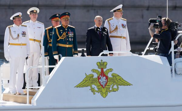 Tổng thống Putin: Hải quân Nga thực hiện nhiệm vụ với đầy phẩm giá - Sputnik Việt Nam