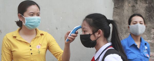 Kiểm tra nhiệt độ tại một trường trung học ở Hà Nội, Việt Nam. - Sputnik Việt Nam