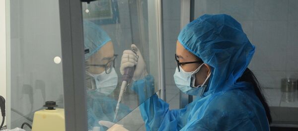 Nhân viên xét nghiệm của Trung tâm Kiểm soát bệnh tật thành phố Đà Nẵng tích cực xét nghiệm các mẫu tiếp xúc gần với bệnh nhân mắc COVID-19. - Sputnik Việt Nam