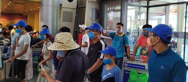 Tất cả hành khách đều thực hiện việc đeo khẩu trang tại Sân bay quốc tế Đà Nẵng. Tất cả hành khách đều thực hiện việc đeo khẩu trang tại Sân bay quốc tế Đà Nẵng. - Sputnik Việt Nam