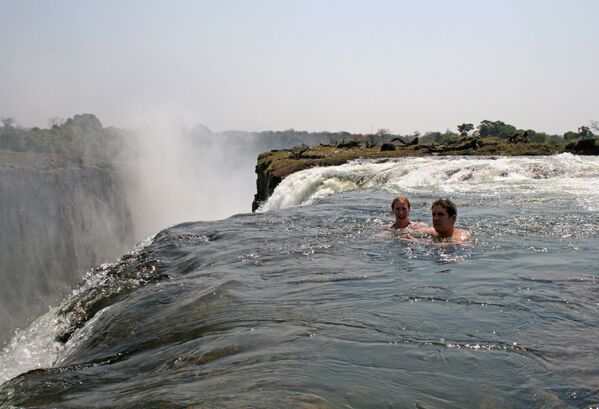 Bể bơi Devil's Pool ở thác nước Victoria - Sputnik Việt Nam