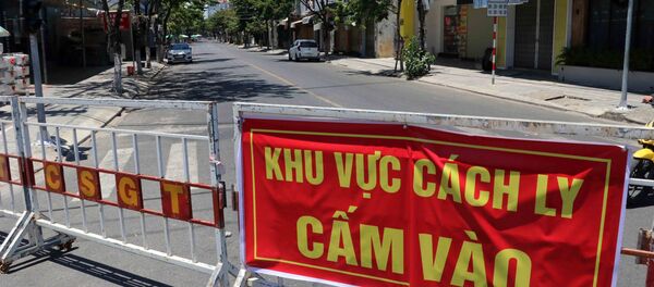 Tuyến đường Nguyễn Thị Minh Khai được ngăn rào chắn phong tỏa để phục vụ công tác phòng chống dịch COVID-19 tại Đà Nẵng. - Sputnik Việt Nam