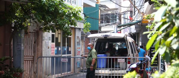 Lực lượng chức năng phong tỏa khu vực ngõ 230/26 Mễ Trì Thượng, nơi có trường hợp nghi nhiễm COVID-19 đang sinh sống. Lực lượng chức năng phong tỏa khu vực ngõ 230/26 Mễ Trì Thượng, nơi có trường hợp nghi nhiễm COVID-19 đang sinh sống. - Sputnik Việt Nam