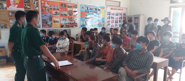 Lực lượng biên phòng của Đồn biên phòng Xín Cái lấy lời khai của nhóm đối tượng xuất, nhập cảnh trái phép. - Sputnik Việt Nam