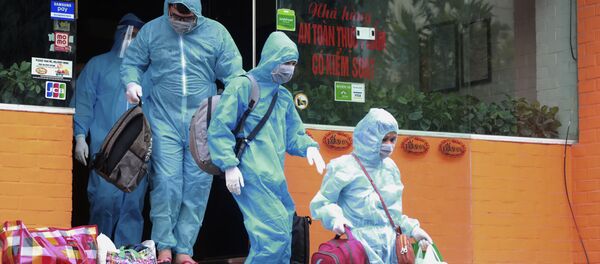 Các nhân viên y tế đang bước ra từ tiệm bánh pizza ở Hà Nội. - Sputnik Việt Nam