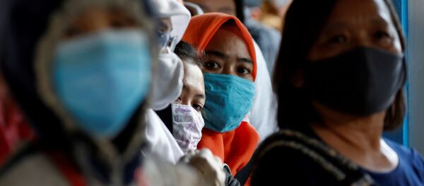 Hành khách xe buýt đeo khẩu trang ở Jakarta. Hành khách xe buýt đeo khẩu trang ở Jakarta. - Sputnik Việt Nam