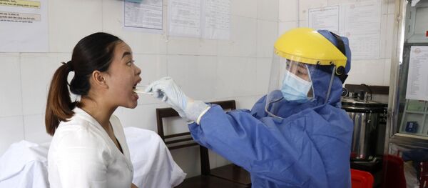 Lấy mẫu xét nghiệm phát hiện sớm SARS-CoV-2 bằng phương pháp Real time – PCR tại thành phố Lào Cai.  - Sputnik Việt Nam