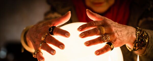 Phù thủy với một quả bóng ma thuật. Phù thủy với một quả bóng ma thuật. - Sputnik Việt Nam