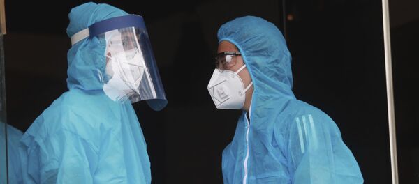 Các nhân viên y tế đang bước ra từ tiệm bánh pizza ở Hà Nội. - Sputnik Việt Nam