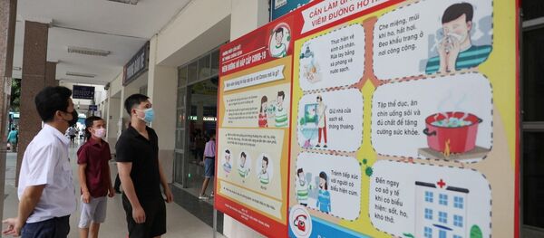 Pano tuyên truyền phòng, chống dịch được treo ngay cửa ra vào bến xe Mỹ Đình.  - Sputnik Việt Nam