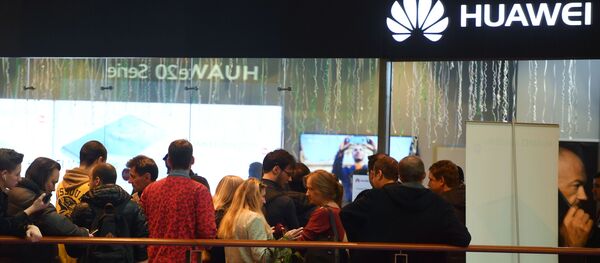 Khách hàng trong cửa hàng thương hiệu HUAWEI tại trung tâm mua sắm Afimall ở Moscow Khách hàng trong cửa hàng thương hiệu HUAWEI tại trung tâm mua sắm Afimall ở Moscow - Sputnik Việt Nam