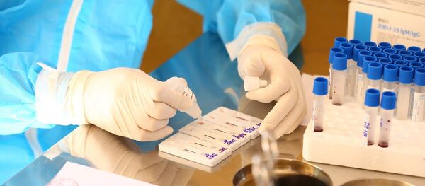 Nhân viên y tế lấy mẫu xét nghiệm của người dân xã Mai Đình, huyện Sóc Sơn. - Sputnik Việt Nam