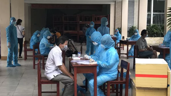 Công tác lấy mẫu xét nghiệm được thực hiện an toàn, cẩn trọng, đảm bảo không để xảy ra sai sót. - Sputnik Việt Nam