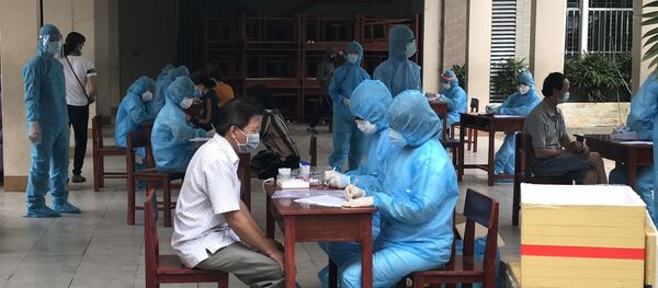 Công tác lấy mẫu xét nghiệm được thực hiện an toàn, cẩn trọng, đảm bảo không để xảy ra sai sót. - Sputnik Việt Nam