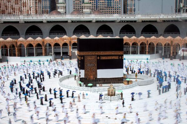 Người hành hương  giữ khoảng cách xã hội khi đi dạo quanh Kaaba  - Sputnik Việt Nam