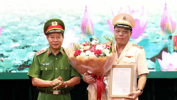 Thượng tướng Lê Quý Vương, Ủy viên Trung ương Đảng, Thứ trưởng Bộ Công an trao Quyết định bổ nhiệm chức vụ Giám đốc Công an thành phố Hà Nội đối với Thiếu tướng Nguyễn Hải Trung. - Sputnik Việt Nam