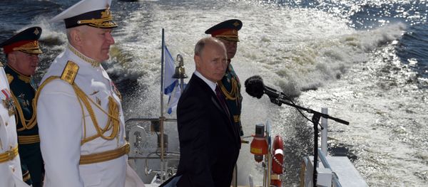 Tổng thống Nga, Tổng tư lệnh tối cao Vladimir Putin chào đón những người tham gia cuộc diễu hành hải quân chính nhân dịp Ngày của Hải quân Nga trên con đường Kronstadt ở Vịnh Phần Lan - Sputnik Việt Nam