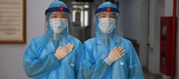 Nhân viên y tế mặc quần áo bảo hộ tại trung tâm xét nghiệm coronavirus COVID-19 tạm thời tại Hà Nội, Việt Nam - Sputnik Việt Nam