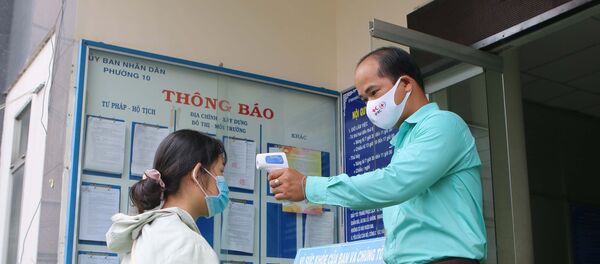 Hội Chữ thập đỏ và Đoàn thanh niên Phường 10, Quận 3 thực hiện đo thân nhiệt và hướng dẫn người dân rửa tay phòng chống dịch COVID – 19 trước khi vào trụ sở UBND. Hội Chữ thập đỏ và Đoàn thanh niên Phường 10, Quận 3 thực hiện đo thân nhiệt và hướng dẫn người dân rửa tay phòng chống dịch COVID – 19 trước khi vào trụ sở UBND. - Sputnik Việt Nam