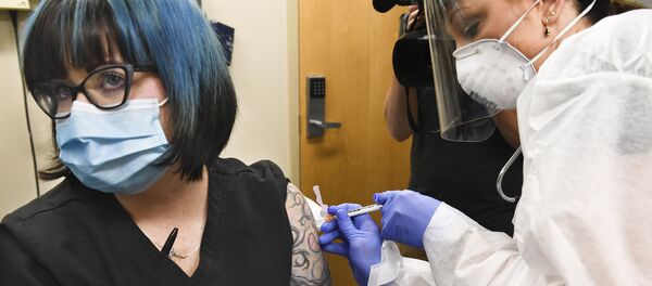 Tiêm phòng cho một tình nguyện viên ở Hoa Kỳ - Sputnik Việt Nam