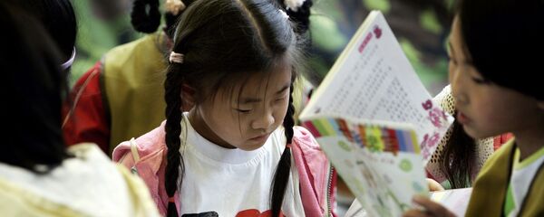 Bé gái đọc sách - Sputnik Việt Nam