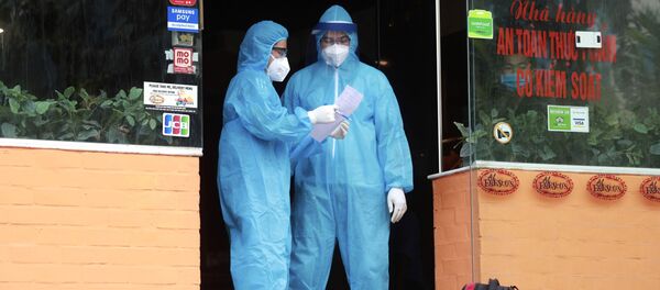 Nhân viên y tế tại một nhà hàng ở Hà Nội, nơi phát hiện ca nghi nhiễm Covid-19, Việt Nam. Nhân viên y tế tại một nhà hàng ở Hà Nội, nơi phát hiện ca nghi nhiễm Covid-19, Việt Nam. - Sputnik Việt Nam