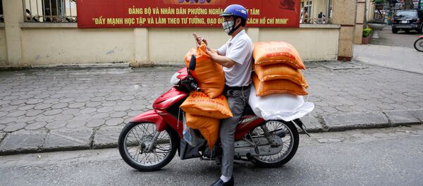 Người đàn ông với bao gạo định mệnh cho người nghèo ở Hà Nội, Việt Nam - Sputnik Việt Nam