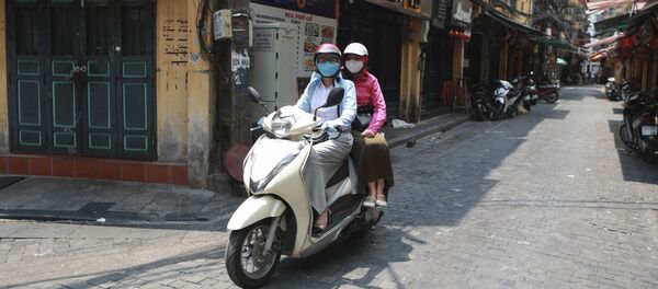 Cư dân đeo khẩu trang trên xe tay ga ở Hà Nội - Sputnik Việt Nam