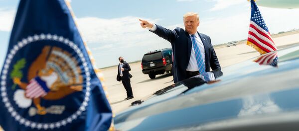 Tổng thống Mỹ Donald Trump tại xe của ông ở Midland, Texas - Sputnik Việt Nam