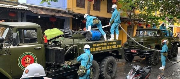 Lực lượng quân đội phun hóa chất khử trùng trên các tuyến phố trọng điểm ở phố cổ Hội An - Sputnik Việt Nam