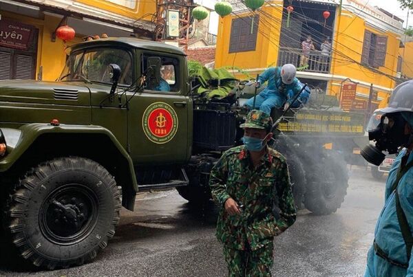 Quân đội huy động 6 xe chuyên dụng phun hóa chất khử trùng phố cổ Hội An Quân đội huy động 6 xe chuyên dụng phun hóa chất khử trùng phố cổ Hội An - Sputnik Việt Nam