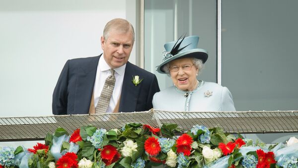 Hoàng tử Andrew, Công tước xứ York (trái) nói chuyện với Nữ hoàng Elizabeth II - Sputnik Việt Nam