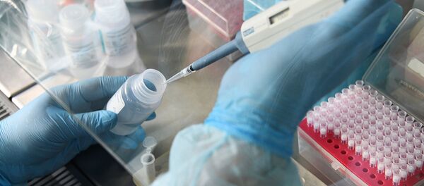 Một nhân viên của Trung tâm Vệ sinh và Dịch tễ học tại Lãnh thổ xuyên Baikal đang làm việc - Sputnik Việt Nam